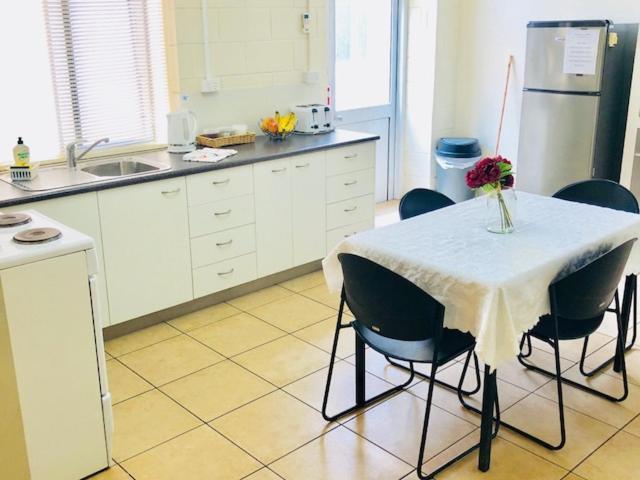 Accommodation @ Isa Маунт Айса Стая снимка