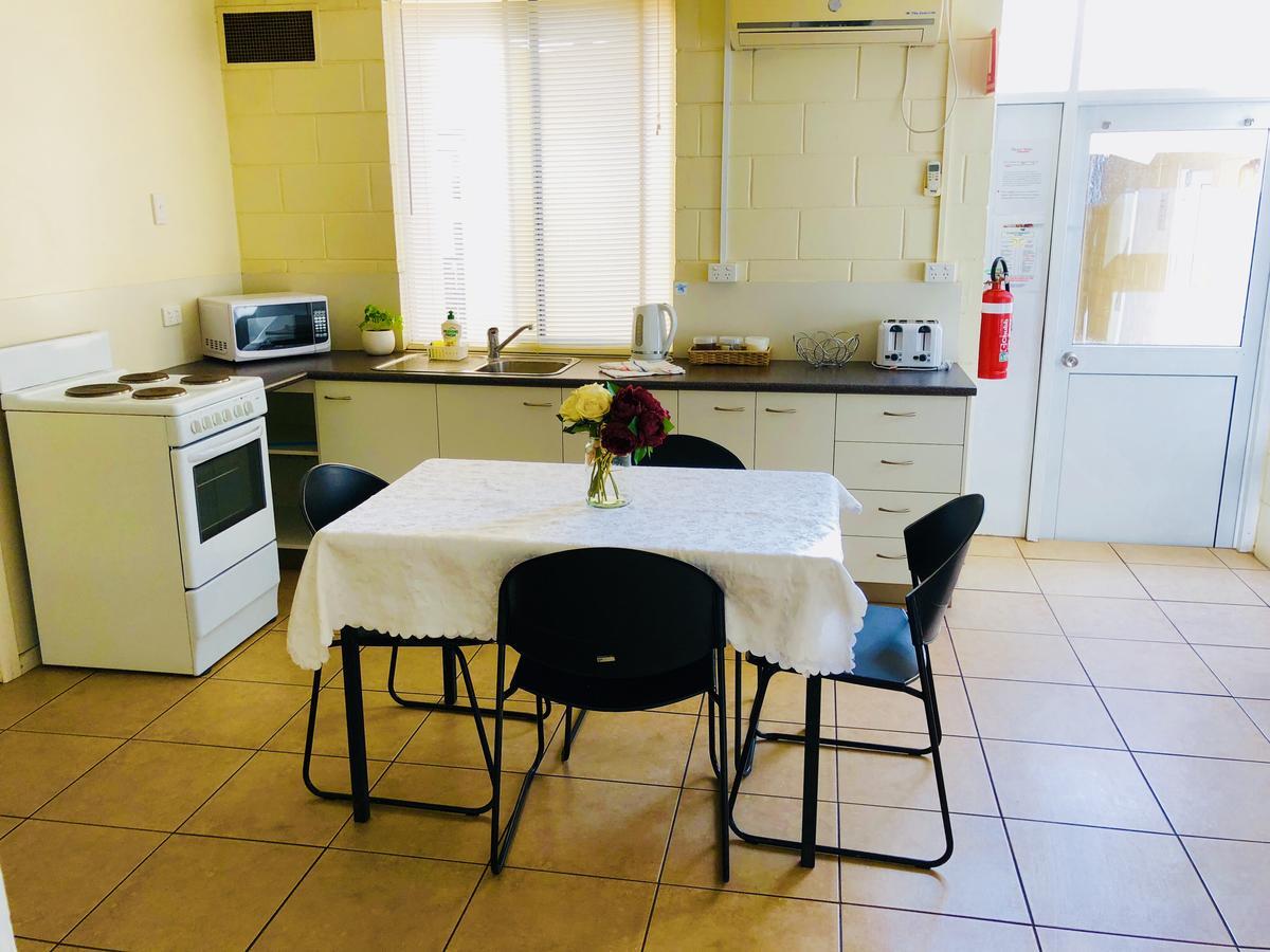 Accommodation @ Isa Маунт Айса Екстериор снимка