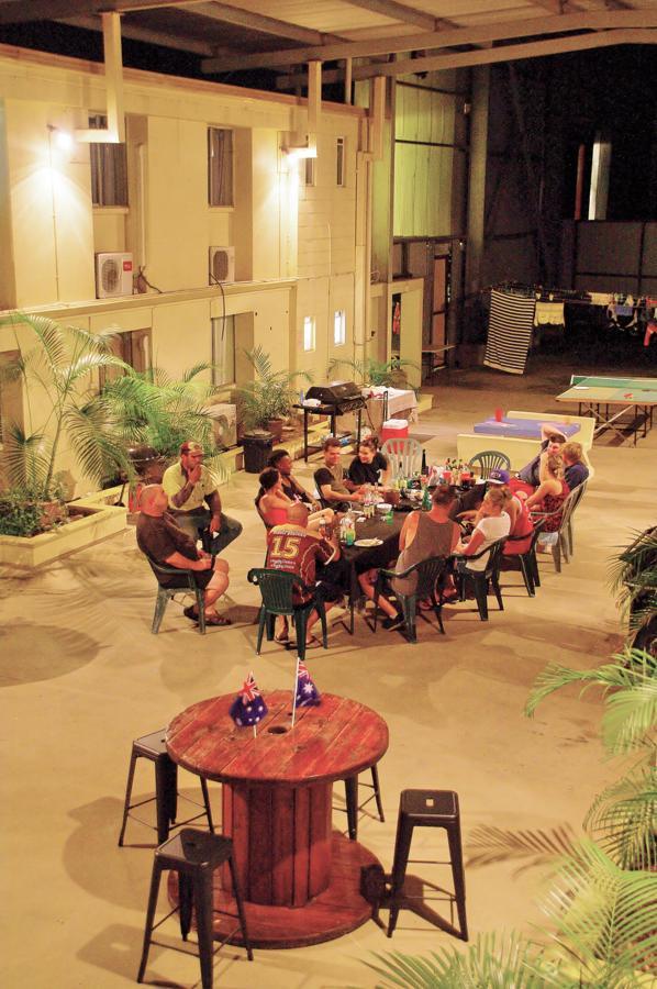 Accommodation @ Isa Маунт Айса Екстериор снимка